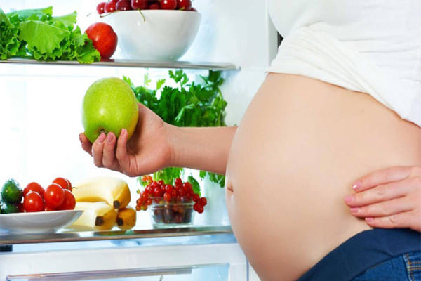 Khi mắc bệnh trĩ thai phụ cần tăng cường bổ sung nhiều rau xanh và trái cây tươi