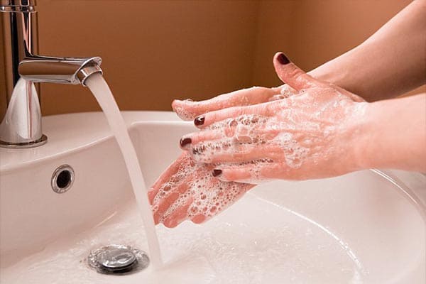 Rửa tay bằng xà phòng sạch sẽ trước khi ăn để tránh bệnh tiêu chảy