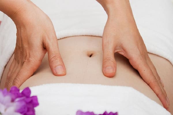 Massage bụng một trong những cách xoa dịu các cơn đau bụng kinh hiệu quả