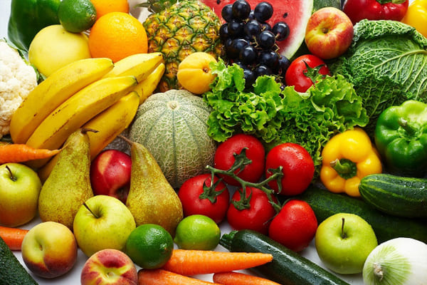 Bổ sung nhiều trái cây, rau xanh, củ quả sẽ rất tốt với người bị kinh nguyệt không đều