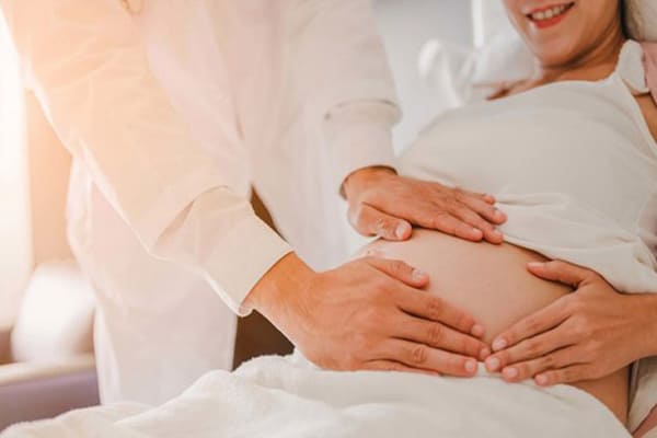 Chăm sóc vùng kín, thăm khám thai định kỳ để theo dõi tình trạng sức khỏe của mẹ và bé