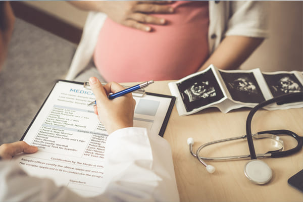 Khi mang thai mẹ bầu cần thực hiện thăm khám thai đúng định kỳ