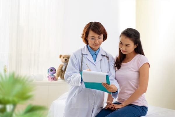 Khi phát hiện bản thân có dấu hiệu mang thai cần gặp bác sĩ để thực hiện thăm khám thai ngay