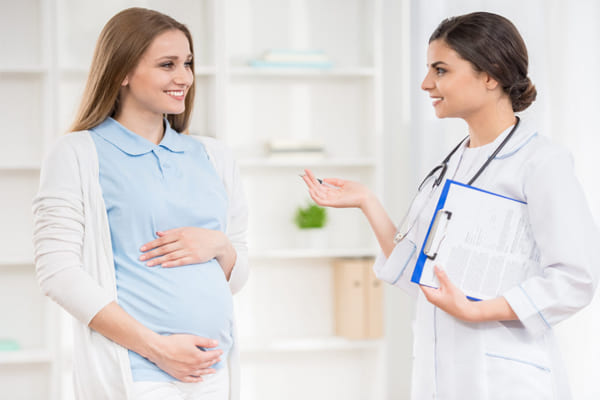 Khi có dấu hiệu mang thai cần đến gặp bác sĩ để thực hiện thăm khám, siêu âm thai ngay