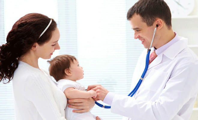 Khi trẻ có biểu hiện bệnh cần đưa trẻ đến gặp bác sĩ chuyên khoa ngay