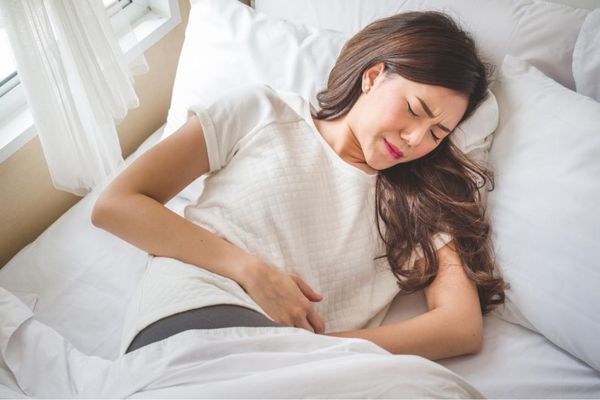 Quan hệ xong bị đau bụng là triệu chứng thường gặp ở nữ giới
