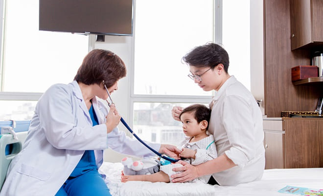 Trẻ bị sốt cao, kéo dài cần đưa trẻ đến khám bởi bác sĩ chuyên khoa ngay