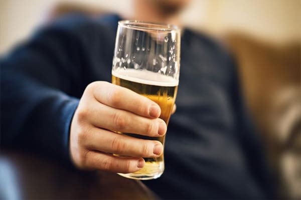 Uống nhiều rượu bia cũng là yếu tố gây ảnh hưởng đến chất lượng và số lượng tinh trùng