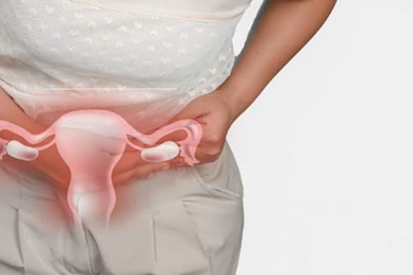 Triệu chứng viêm buồng trứng cấp tính là đau bụng dưới và đau vùng hông